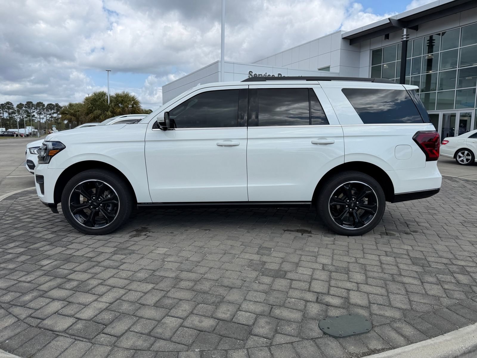 Used 2023 Ford Expedition Limited image 12