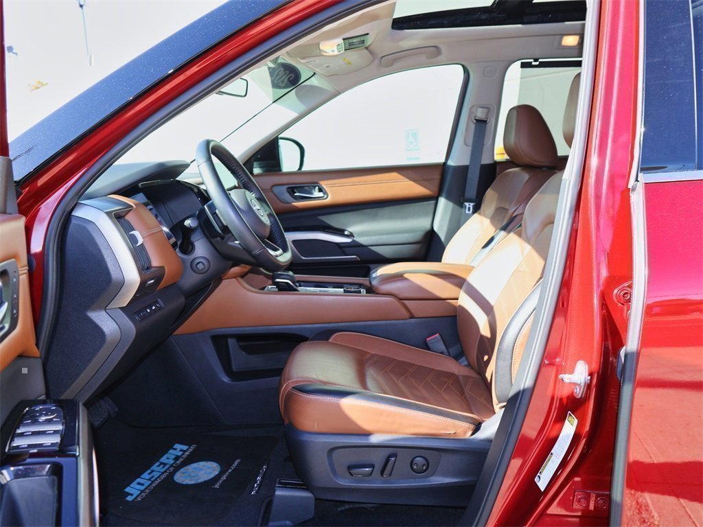 Used 2023 Nissan Pathfinder Platinum w/ Cargo Package image 13