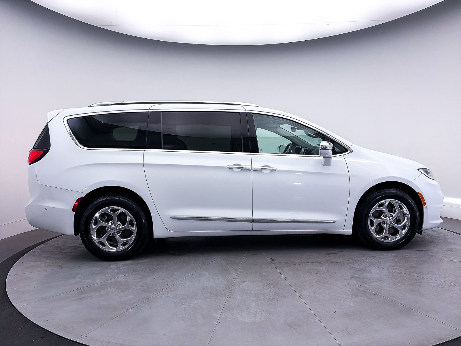 Used 2021 Chrysler Pacifica Limited w/ Premium & Safety Sphere Group image 41
