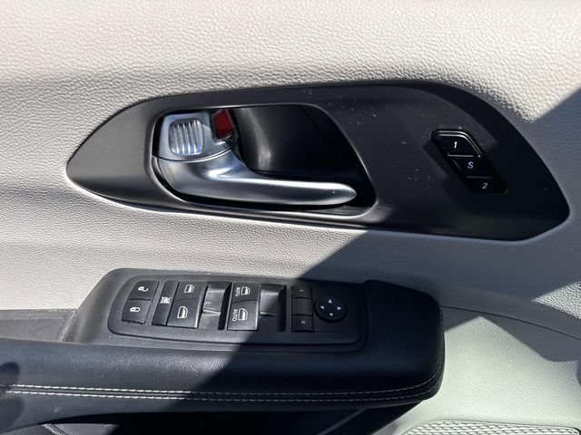 Used 2023 Chrysler Pacifica Touring-L FWD image 20