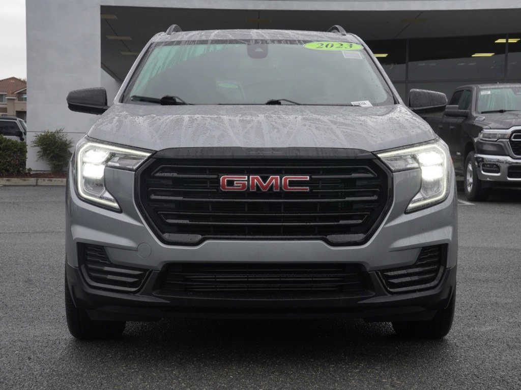 Used 2023 GMC Terrain SLE w/ Elevation Edition image 9