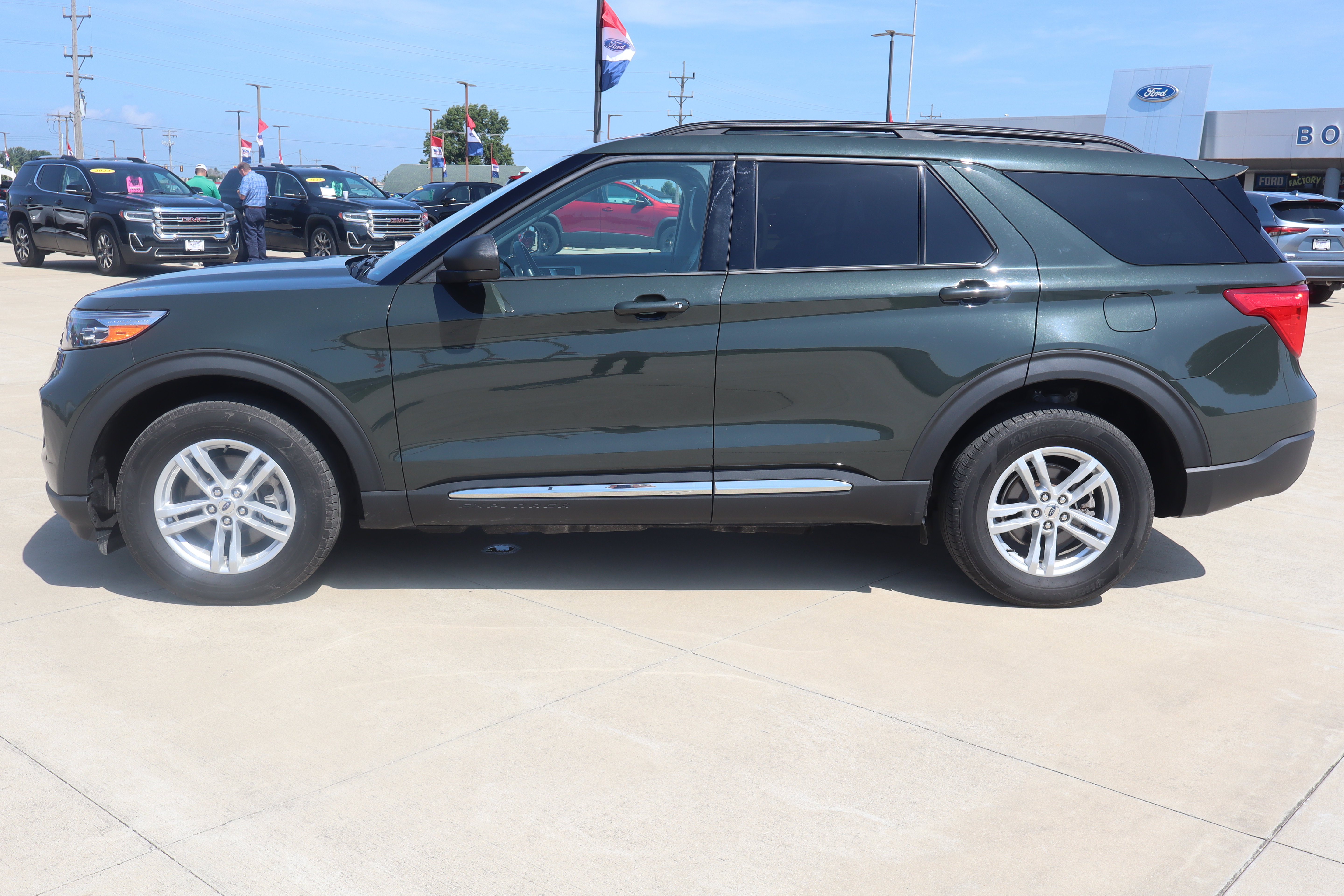 Used 2023 Ford Explorer XLT w/ Equipment Group 202A AWD/4WD image 8