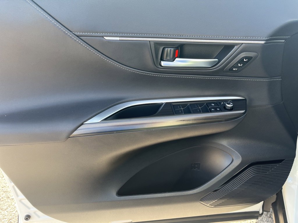 Used 2021 Toyota Venza XLE image 11