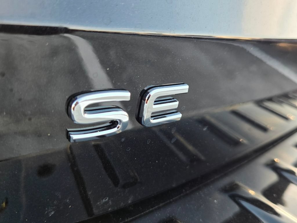 New 2026 Volkswagen Taos SE FWD image 5