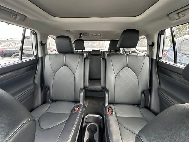 Used 2025 Toyota Highlander Platinum AWD/4WD image 32