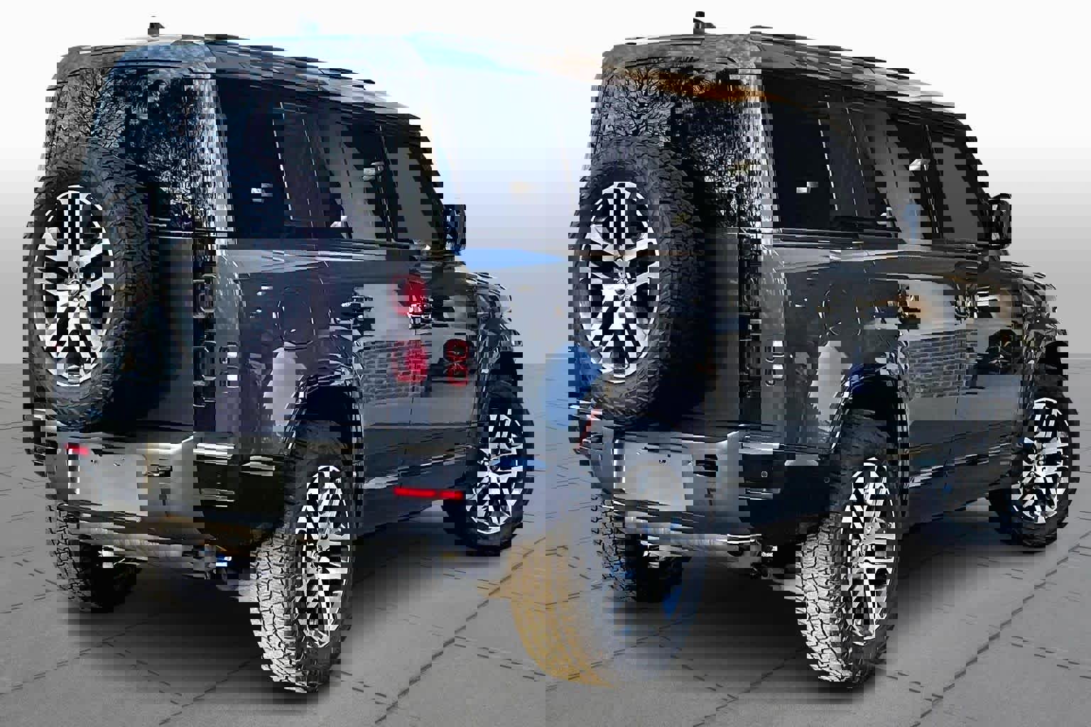 Used 2025 Land Rover Defender 110 X-Dynamic SE image 12