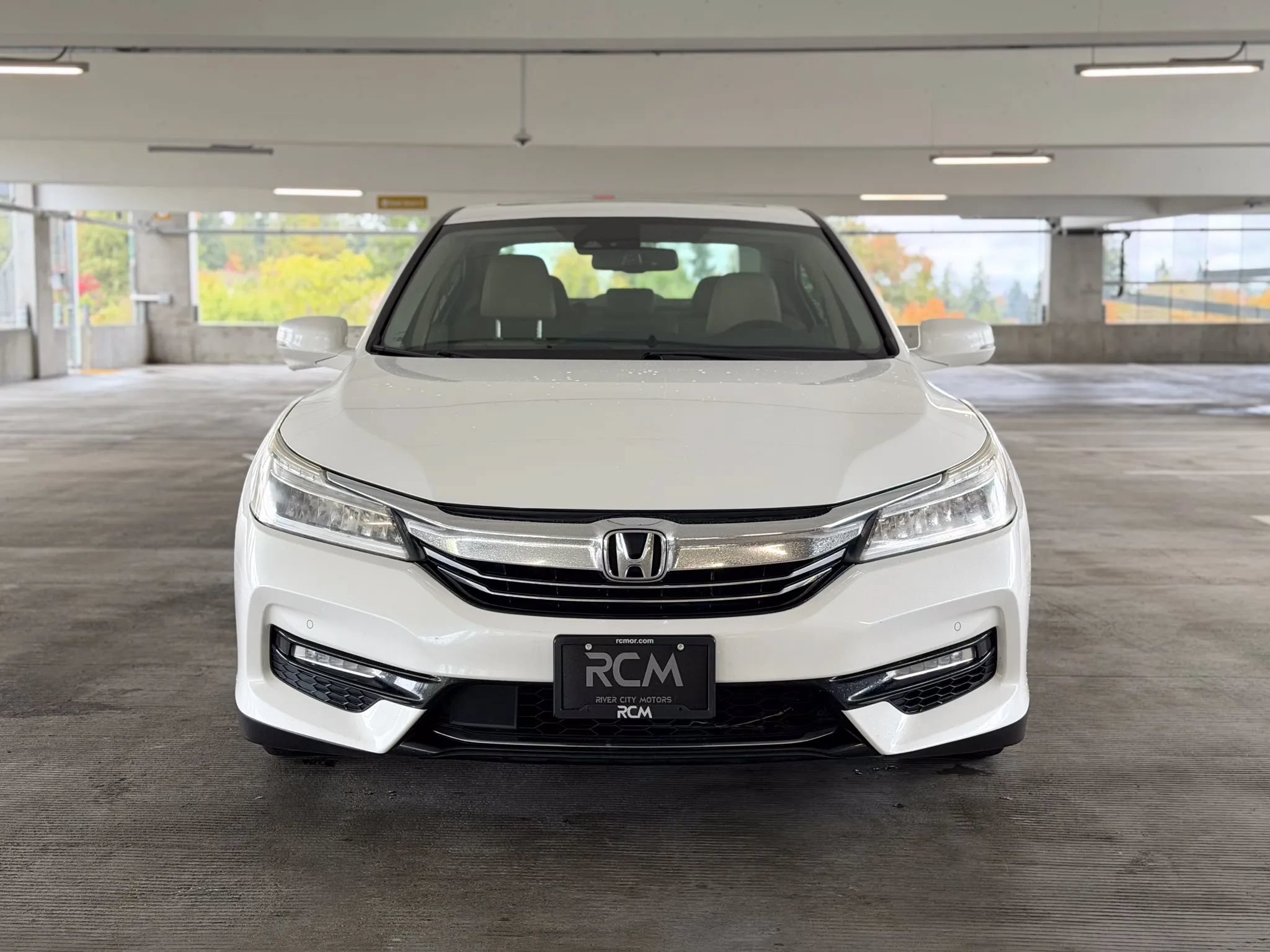 Used 2017 Honda Accord Touring image 2