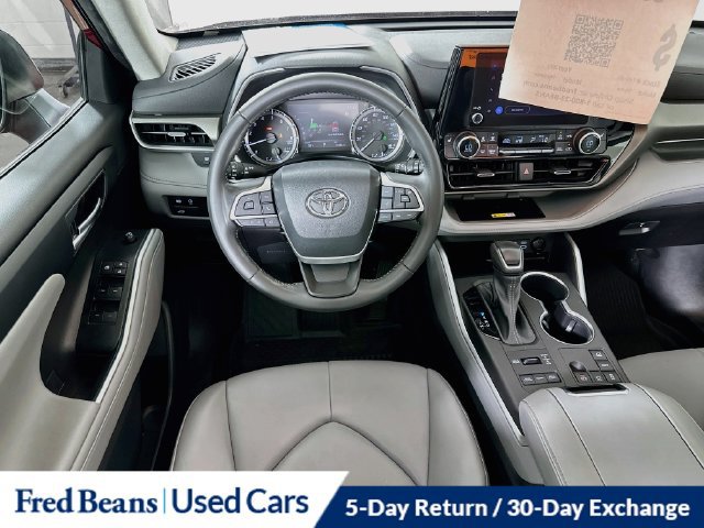 Used 2023 Toyota Highlander XLE AWD/4WD image 29