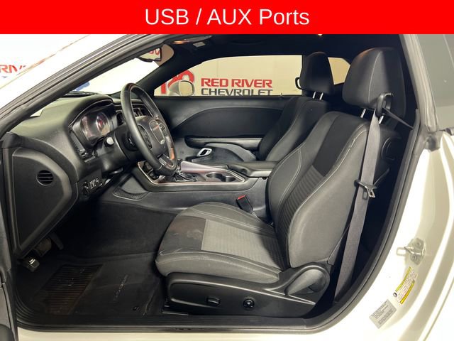Used 2015 Dodge Challenger SXT image 10