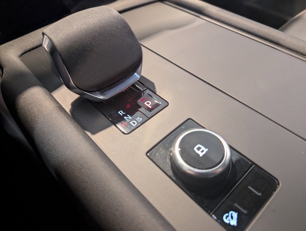 Used 2024 Land Rover Discovery Dynamic SE image 24