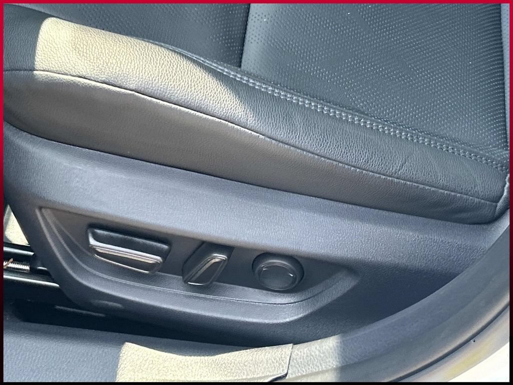Used 2025 Toyota Camry Hybrid FWD image 16