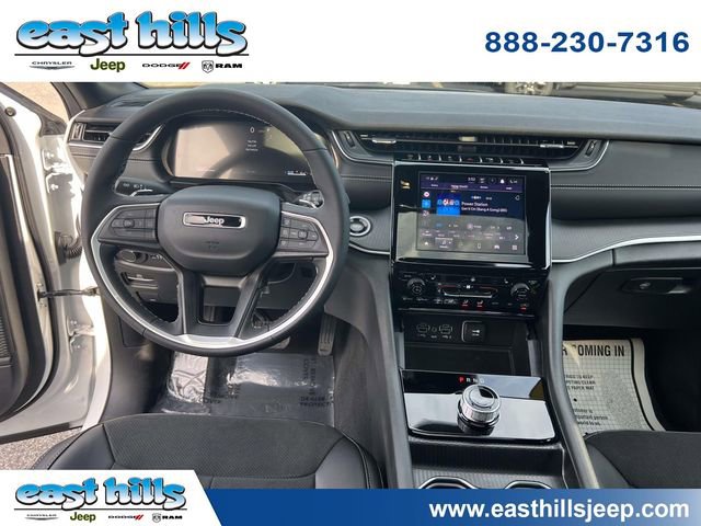 Used 2025 Jeep Grand Cherokee Altitude AWD/4WD image 13