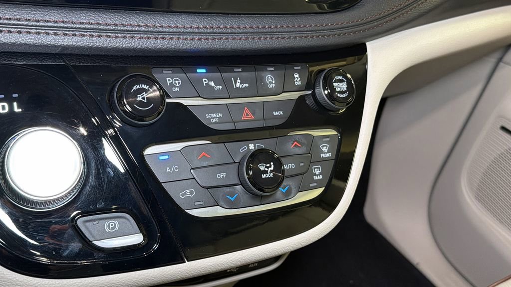 Used 2017 Chrysler Pacifica Limited FWD image 29