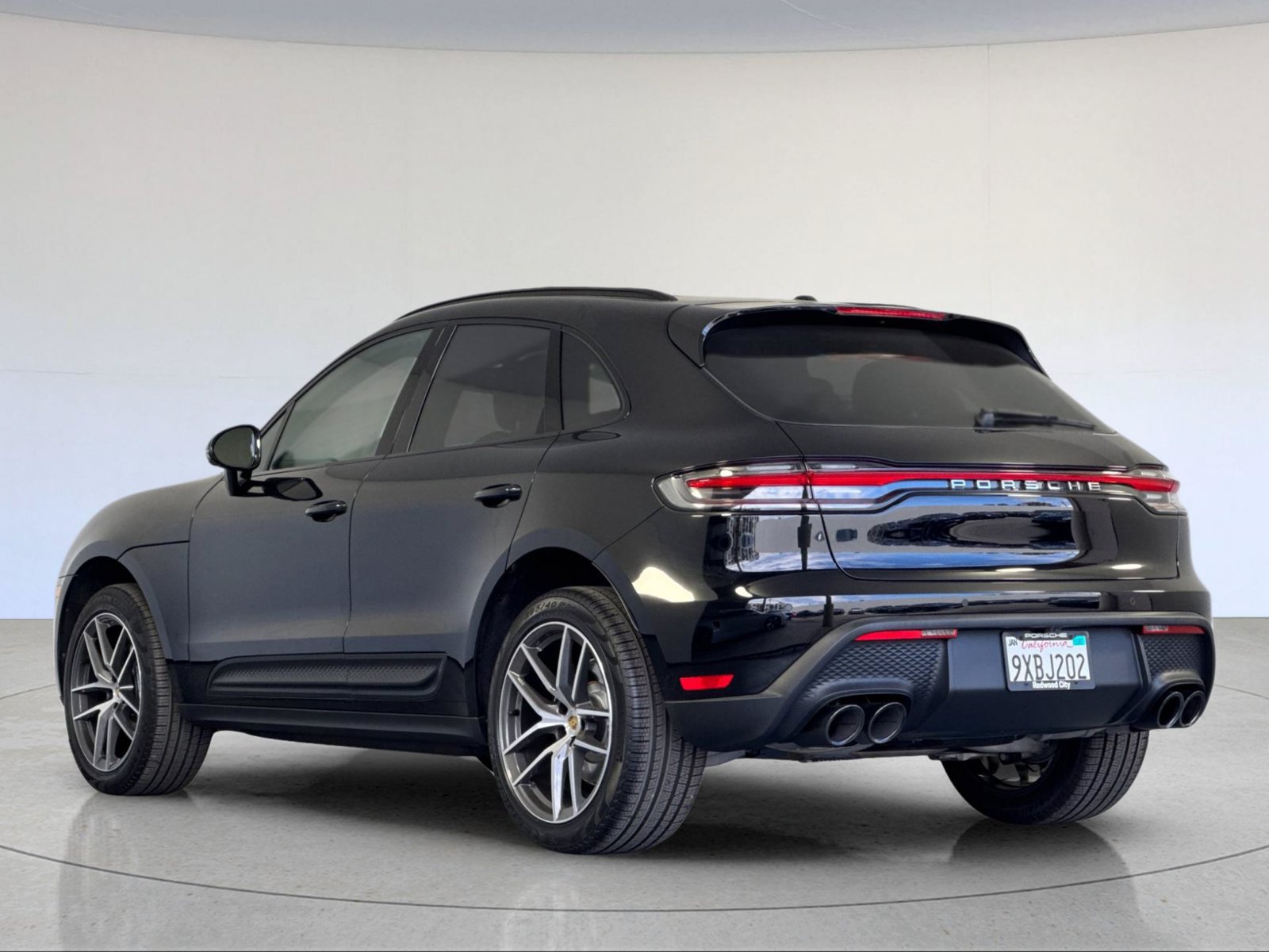 Certified 2026 Porsche Macan AWD/4WD image 3