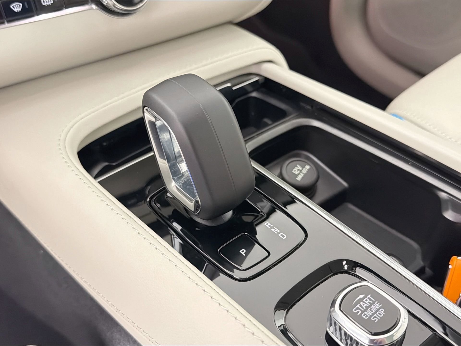 Certified 2023 Volvo XC90 B5 Core image 17