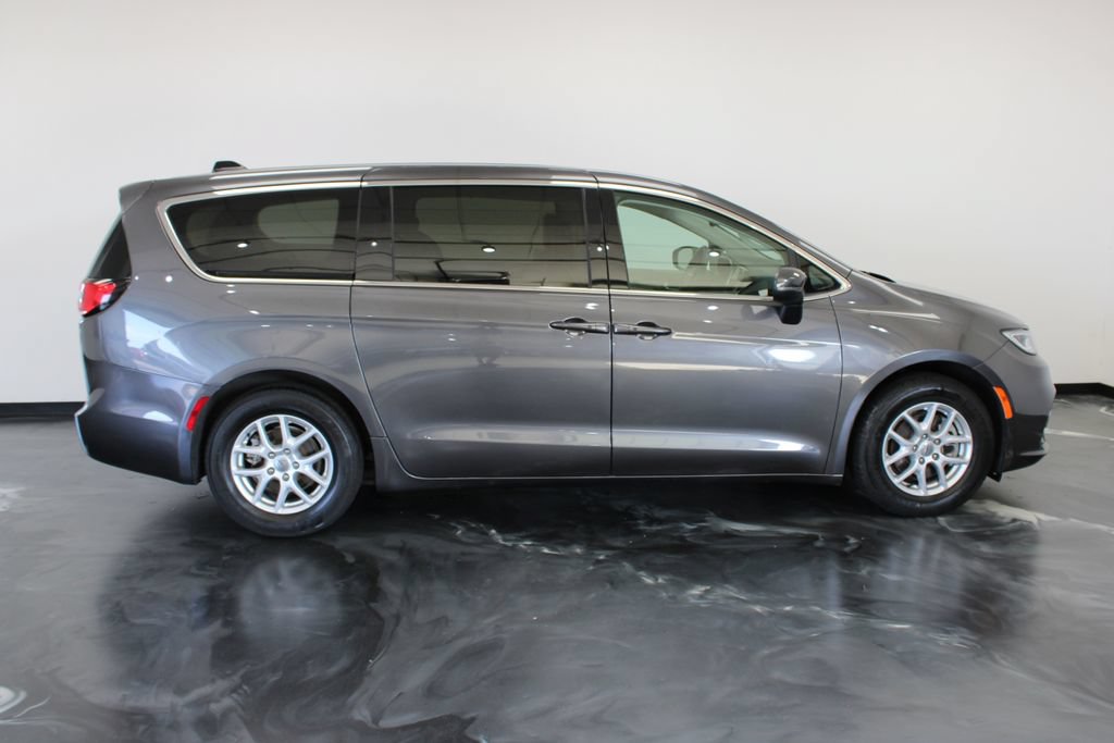 Used 2023 Chrysler Pacifica Touring-L FWD image 27