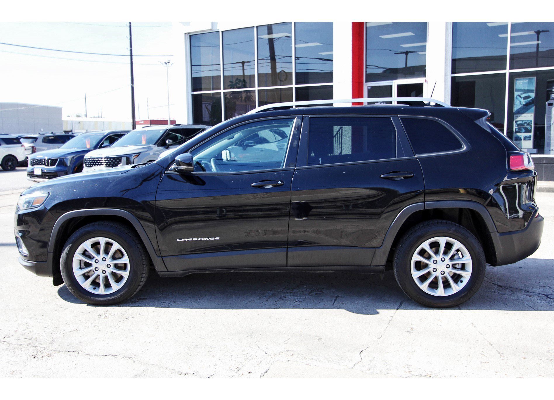 Used 2021 Jeep Cherokee Latitude FWD image 4