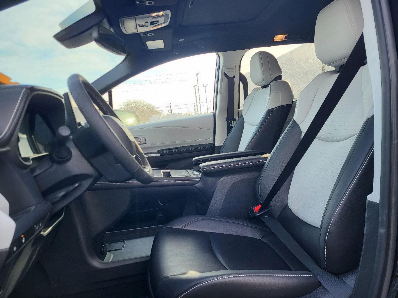 Used 2025 Toyota Sienna XSE image 9