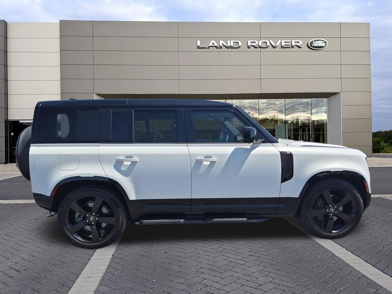 Certified 2025 Land Rover Defender 110 X-Dynamic SE AWD/4WD image 4