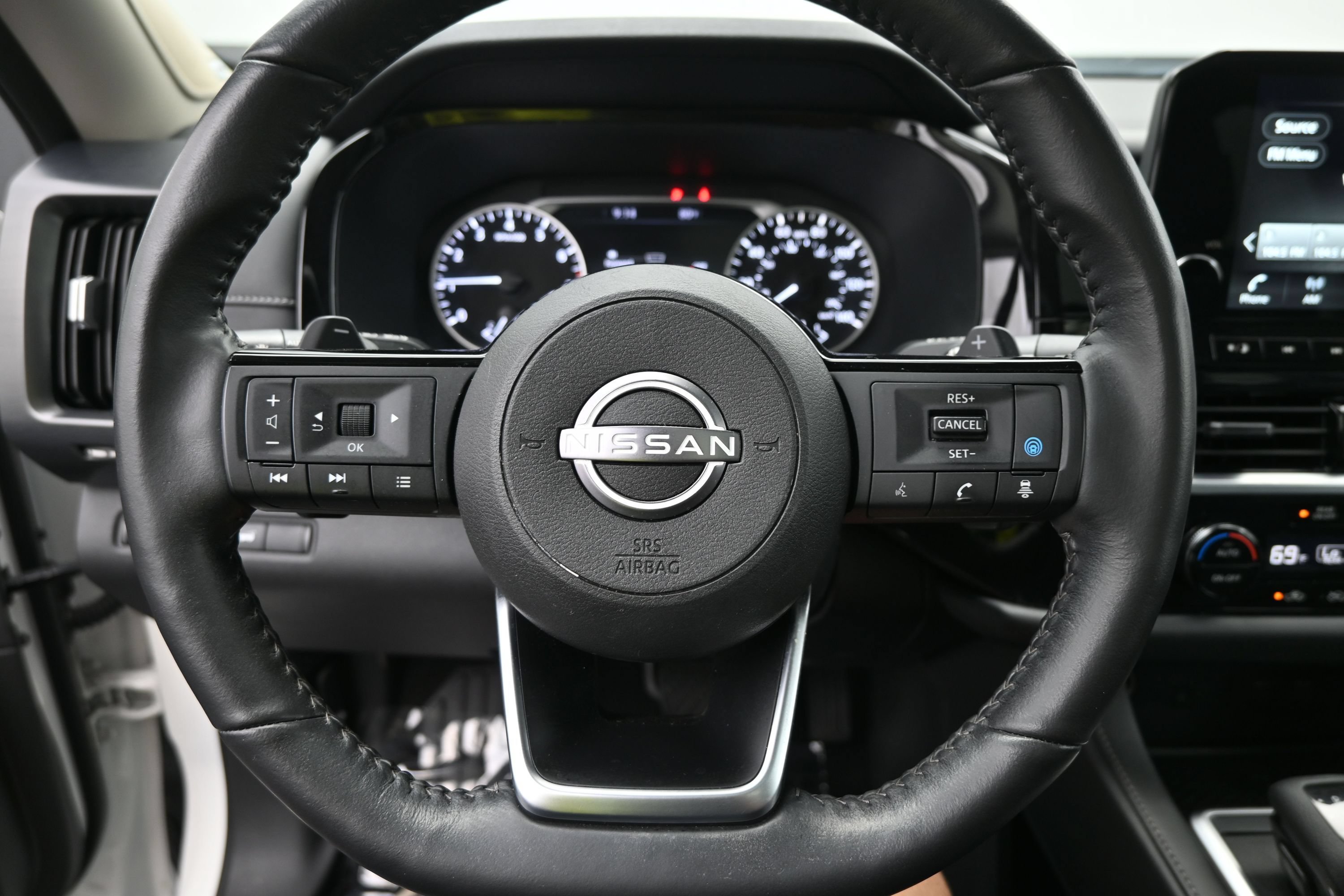 Used 2024 Nissan Pathfinder SL w/ SL Premium Package FWD image 13