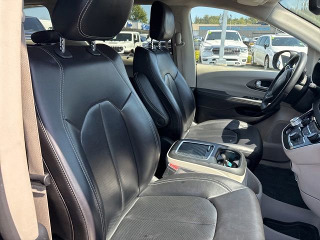 Used 2023 Chrysler Pacifica Touring-L FWD image 10