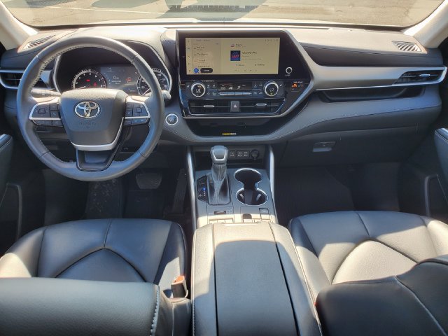 Used 2023 Toyota Highlander XLE AWD/4WD image 13