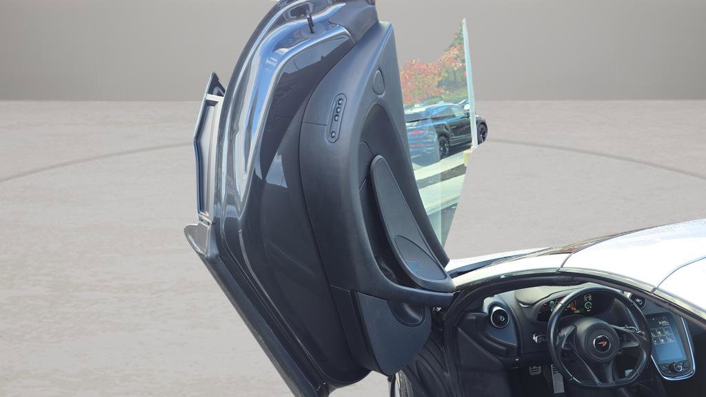 Used 2018 McLaren 570S Spider image 19