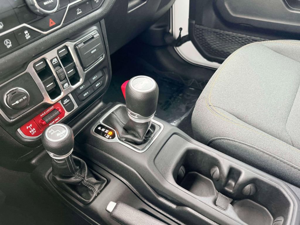 Used 2025 Jeep Wrangler Willys AWD/4WD image 24