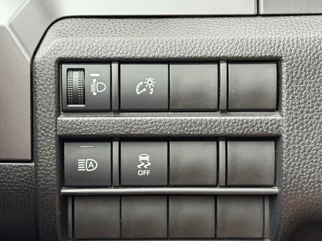 Used 2025 Toyota Tacoma SR5 AWD/4WD image 17