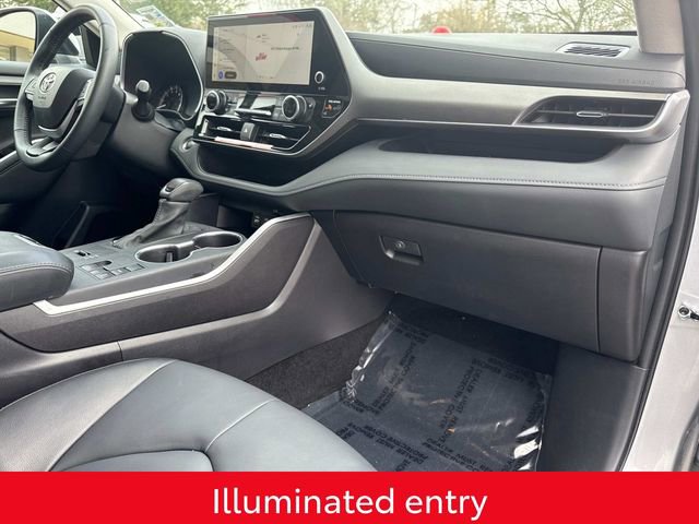 Used 2025 Toyota Highlander XLE image 19