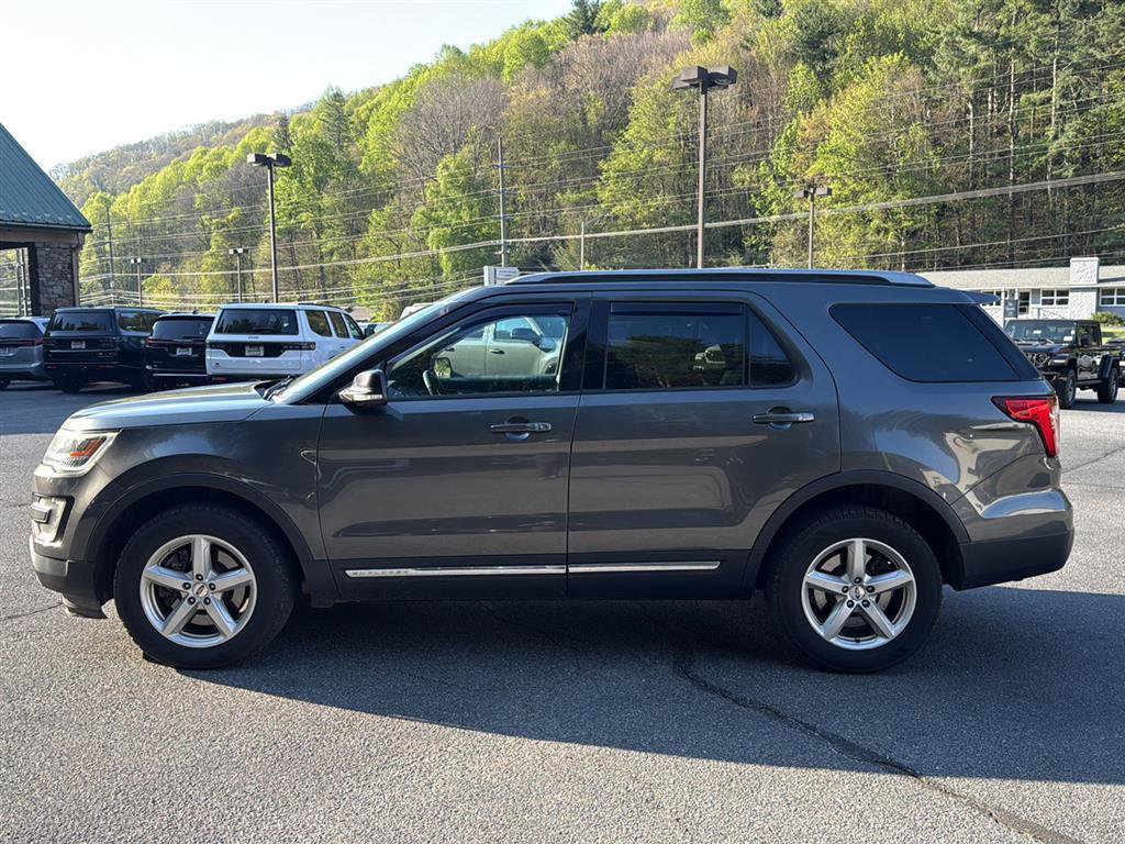 Used 2017 Ford Explorer XLT w/ Equipment Group 202A AWD/4WD image 5