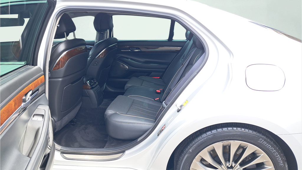 Used 2019 Genesis G90 3.3T Premium RWD image 12