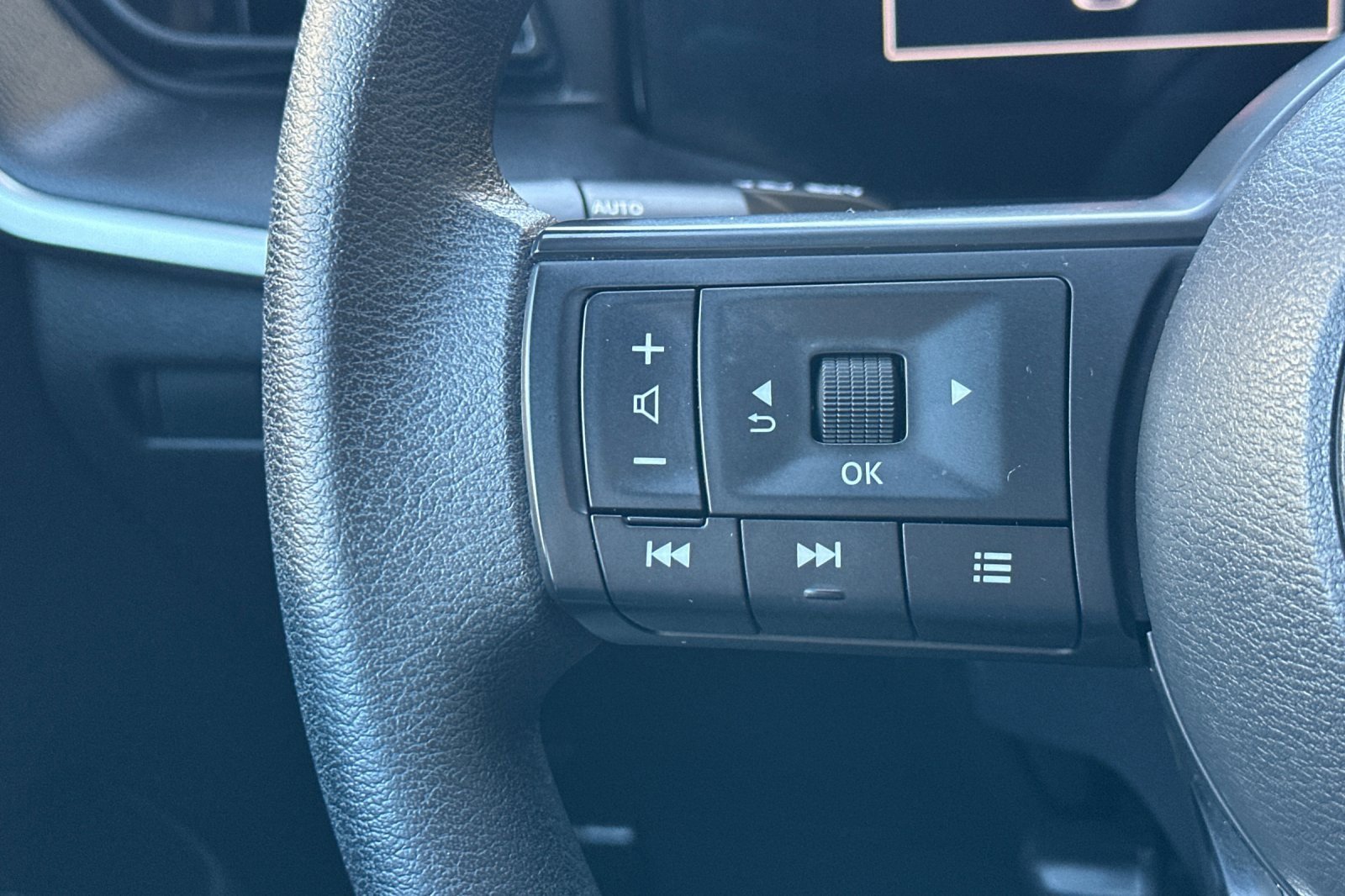 Used 2025 Nissan Kicks S image 30