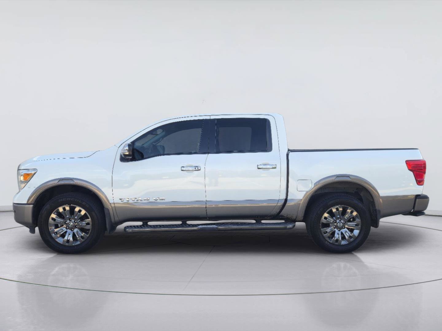 Used 2018 Nissan Titan Platinum Reserve w/ Platinum Utility Package AWD/4WD image 2