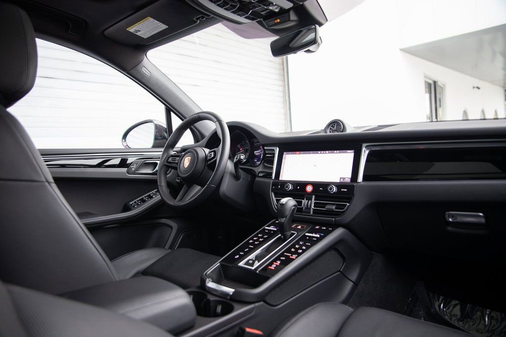 Certified 2025 Porsche Macan image 29