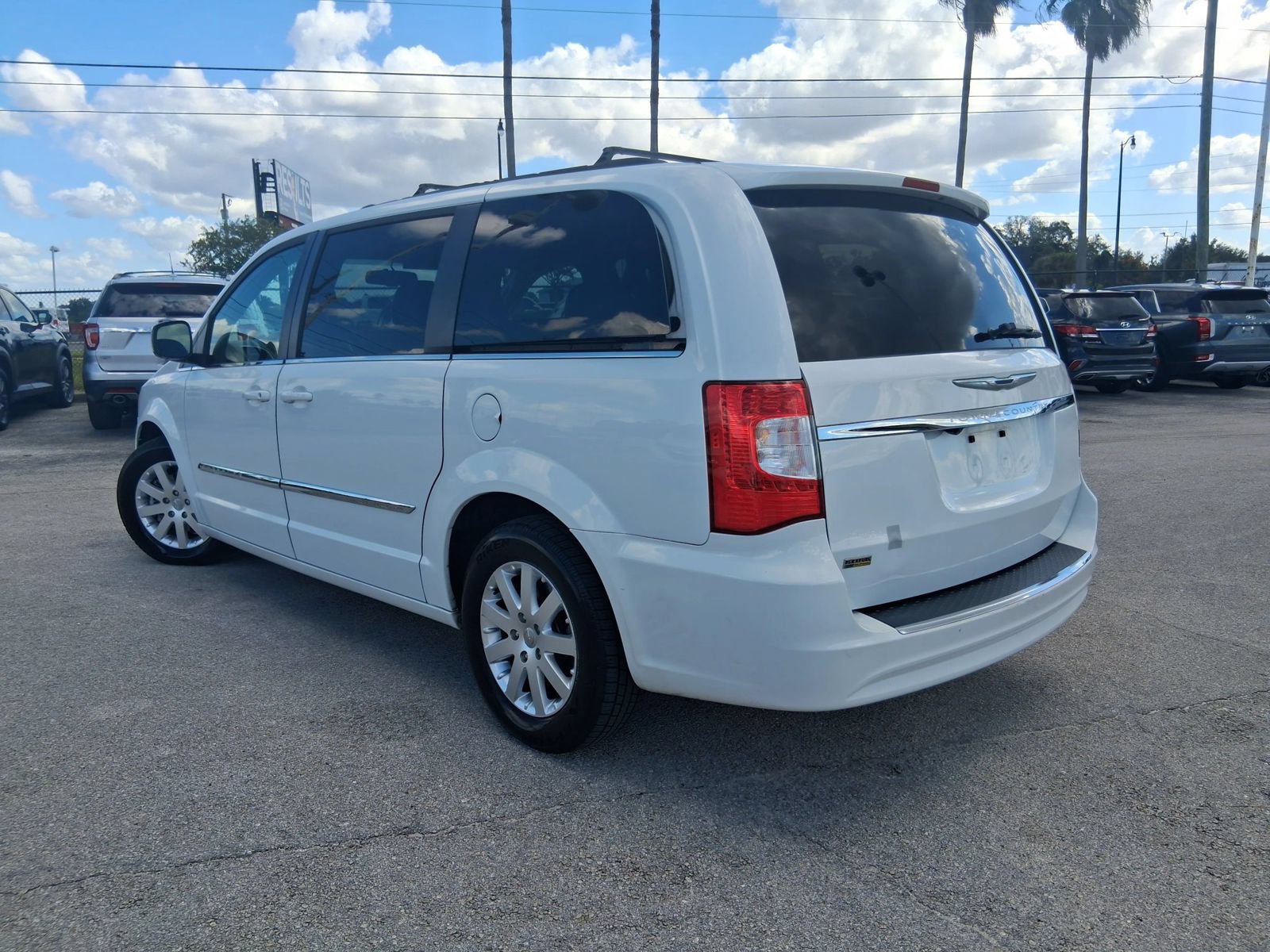 Used 2014 Chrysler Town & Country Touring FWD image 4