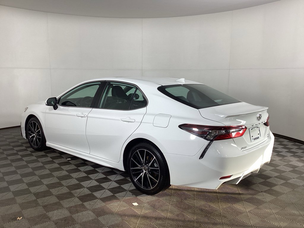 Used 2021 Toyota Camry SE w/ Cold Weather Package image 4