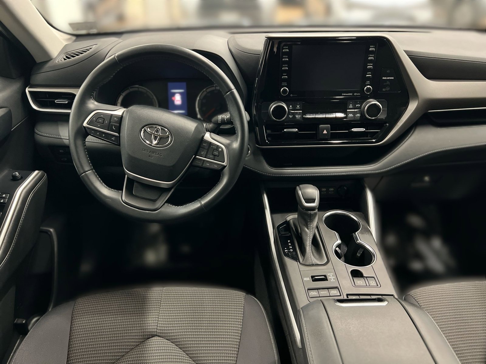 Used 2022 Toyota Highlander LE AWD/4WD image 19