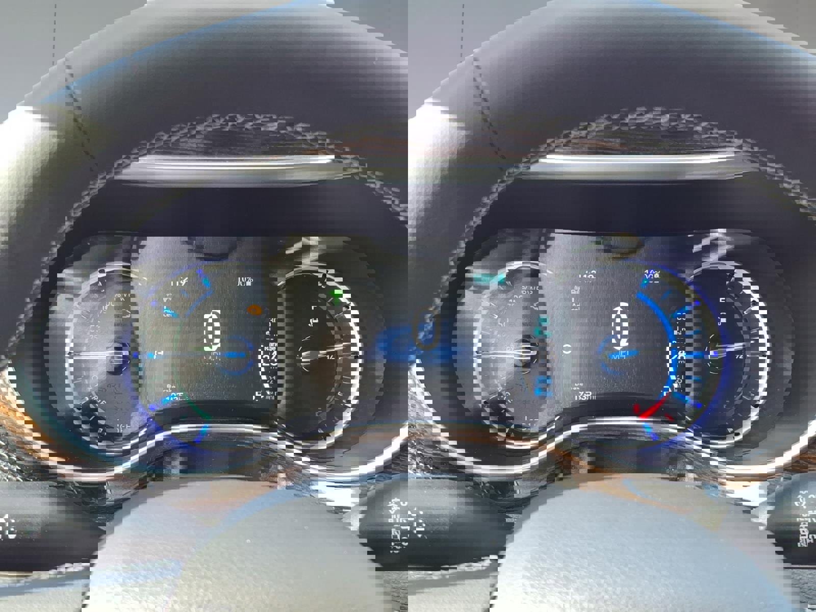 Used 2023 Chrysler Pacifica Limited w/ Uconnect Theater Family Group image 15