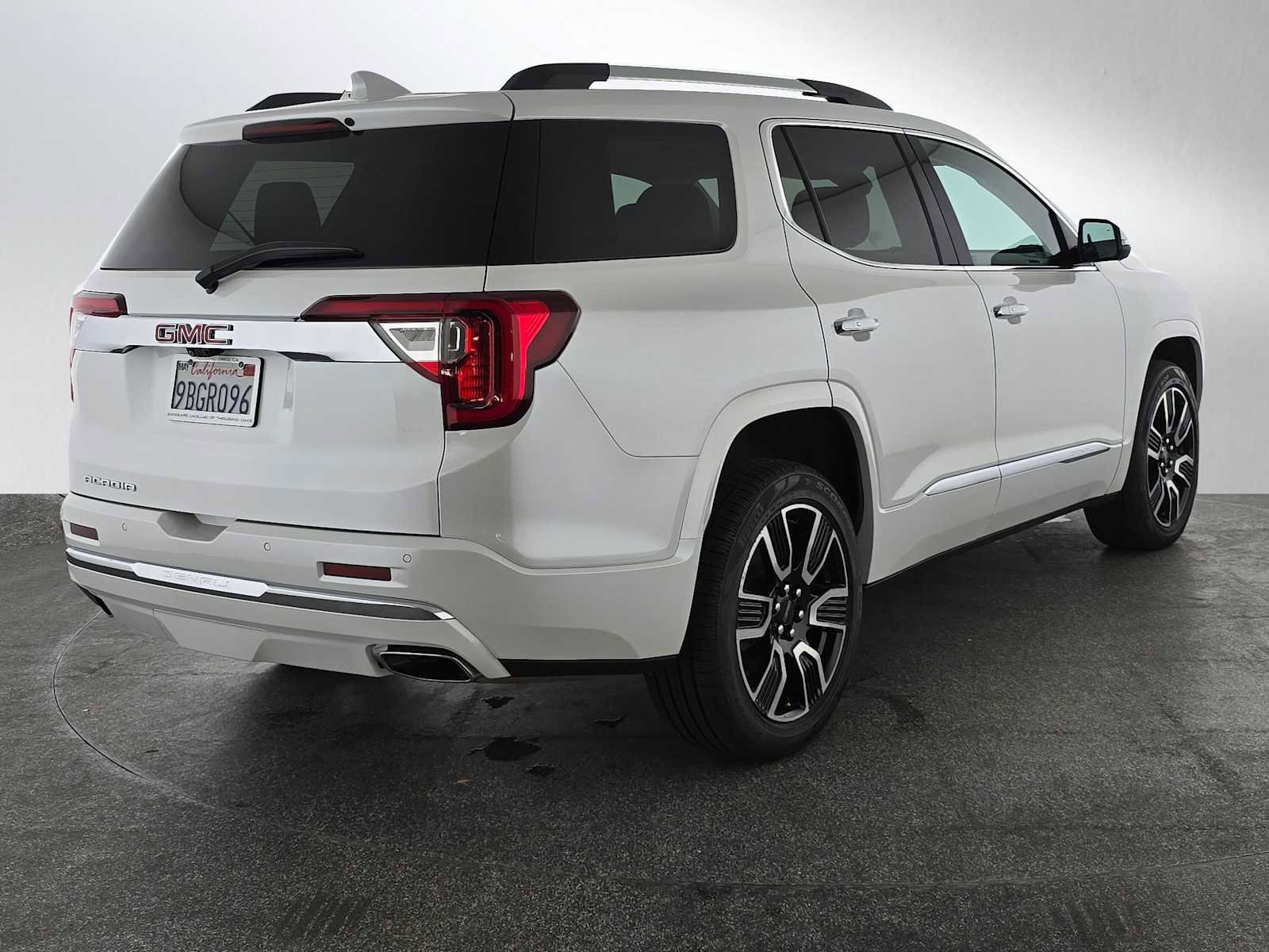 Used 2022 GMC Acadia Denali w/ Denali Ultimate Package image 3