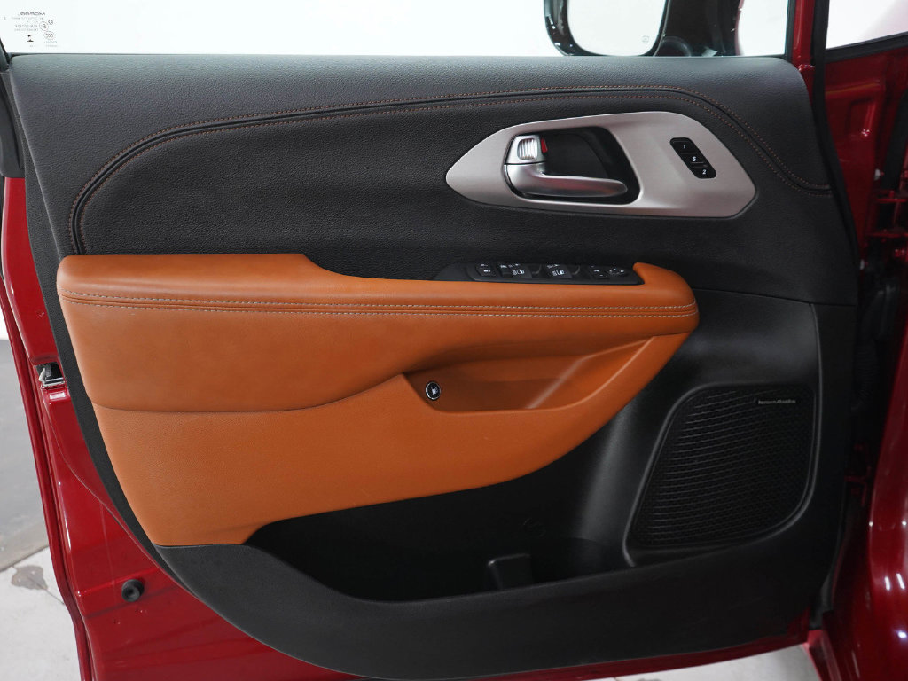 Used 2025 Chrysler Pacifica Pinnacle FWD image 22