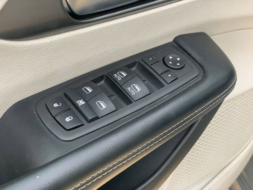 Used 2022 Chrysler Pacifica Touring-L image 21