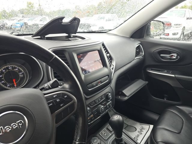 Used 2020 Jeep Cherokee Latitude Plus w/ Cold Weather Group AWD/4WD image 25