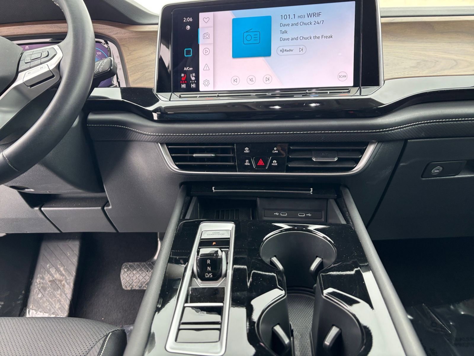 Used 2025 Volkswagen Atlas SE image 18