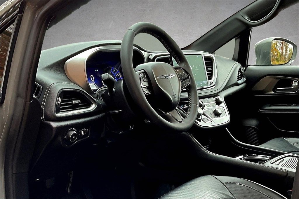 Used 2022 Chrysler Pacifica Limited w/ Uconnect Theater Family Group image 16