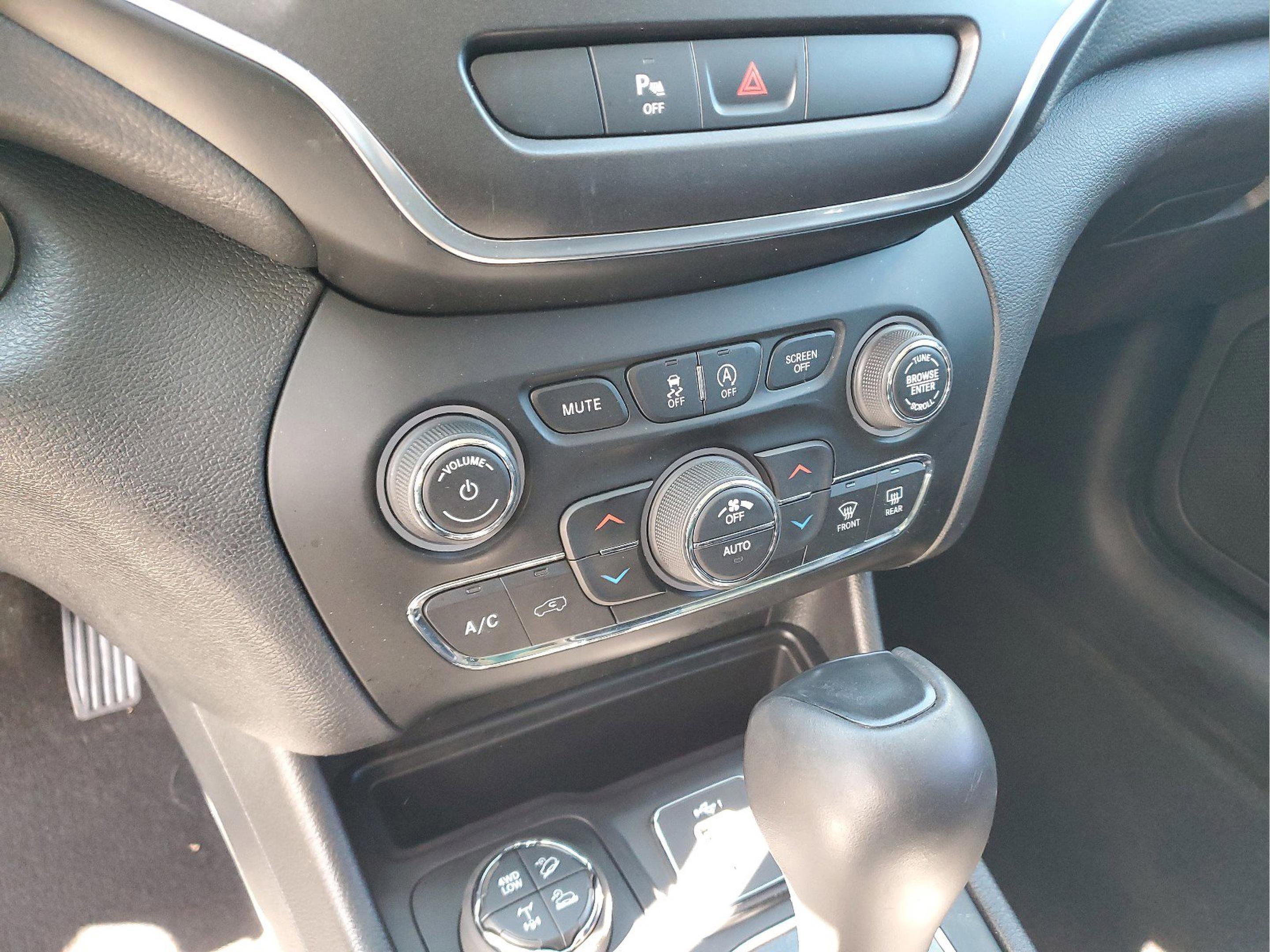 Used 2020 Jeep Cherokee Trailhawk w/ Cold Weather Group image 24