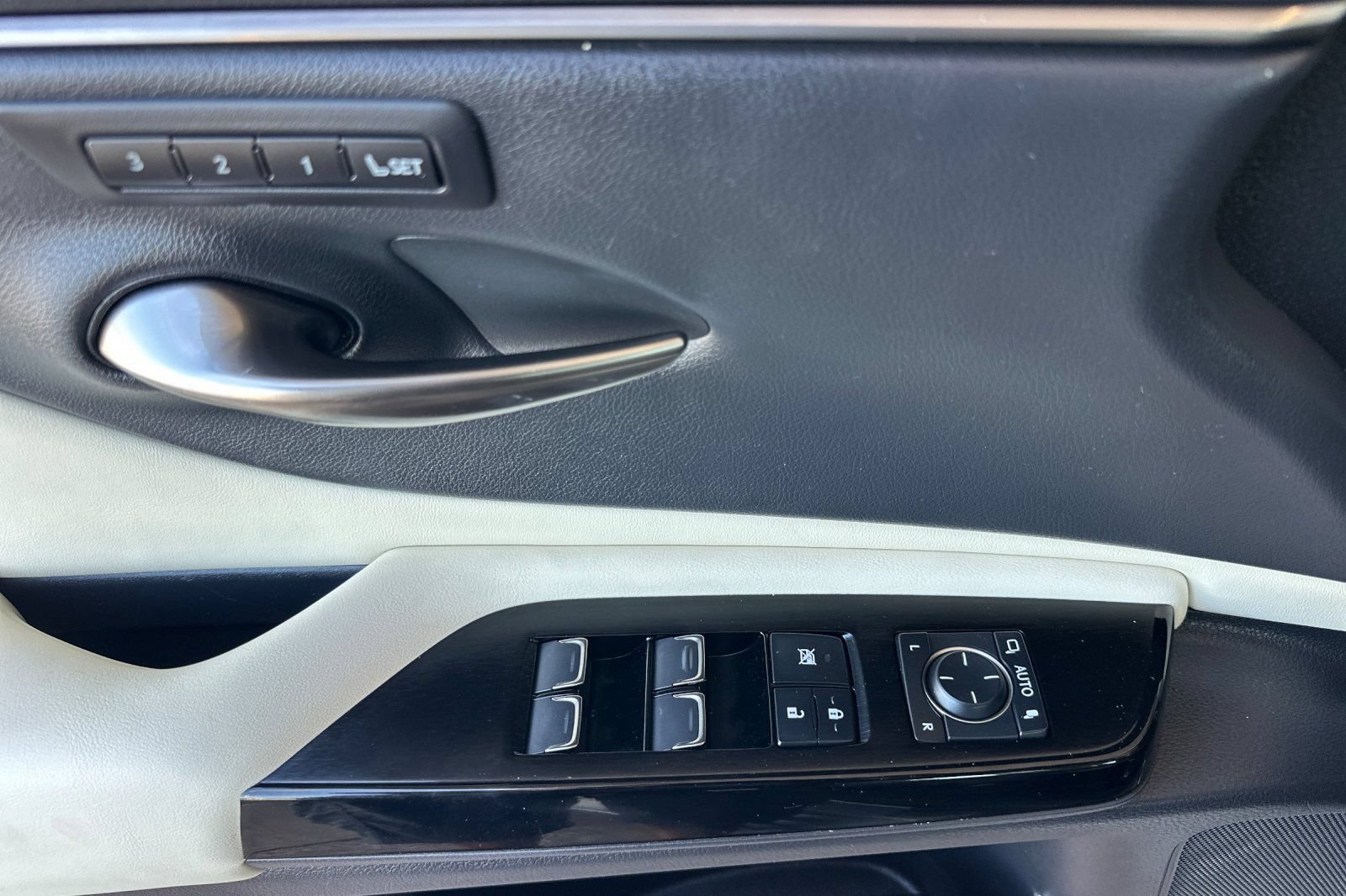 Used 2022 Lexus ES 300h w/ Premium Package FWD image 8
