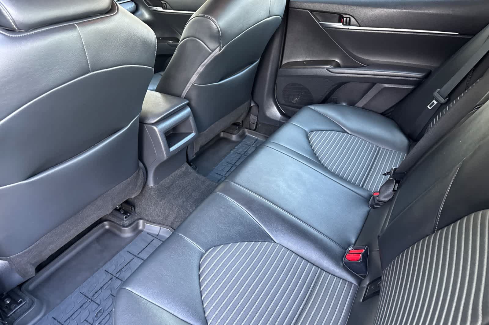 Used 2023 Toyota Camry SE FWD image 4