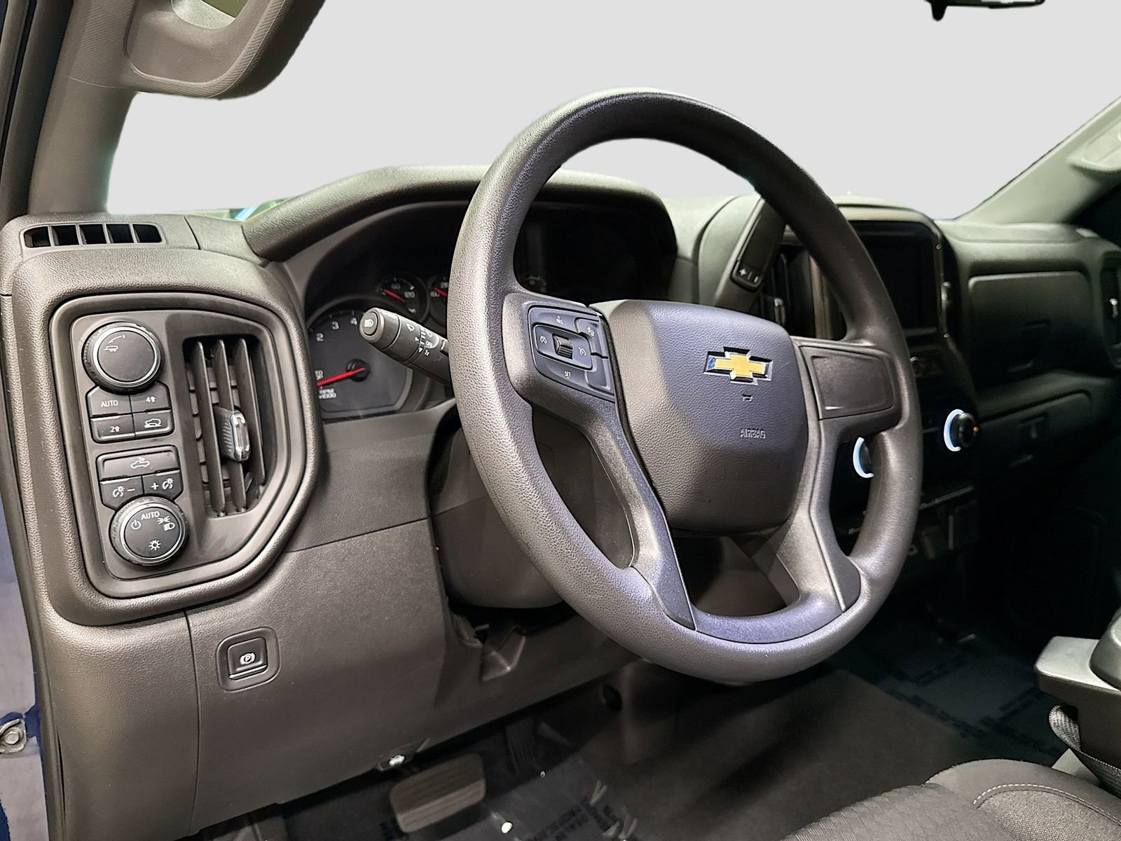Used 2023 Chevrolet Silverado 1500 Custom AWD/4WD image 10