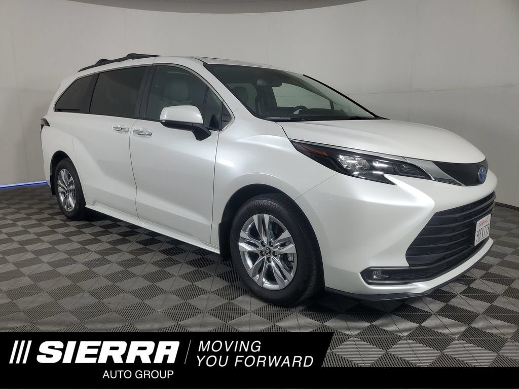 Used 2025 Toyota Sienna XLE w/ XLE Plus Package FWD image 1